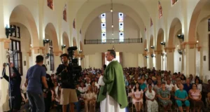 «Día Ocho», inspirada en la vida del Padre Emiliano Tardif, cosecha premios y nominaciones