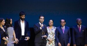 Fernando Santos Díaz recibe el reconocimiento Pericles Mejía en el Festival de Cine Global de Santo Domingo