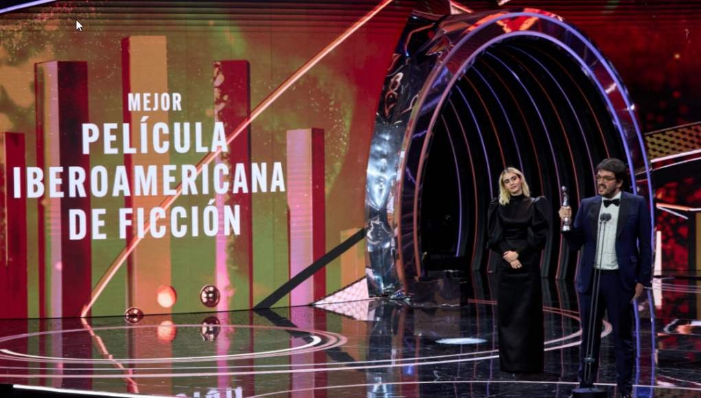 Walter Salles, director de Ahora estoy aquí, recibe el Premio Platino del Cine Iberoamericano.