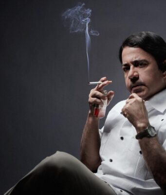 Ahora que vuelvo, Ton, lírica nostalgia de René del Risco, llega a Sala Ravelo del TN Francis Cruz, en el rol de René del Risco frente al montaje del cuento Ahora que vuelvo Ton, que se presenta en Sala Ravelo del Teatro Nacional del 23 de mayo al primero de junio.