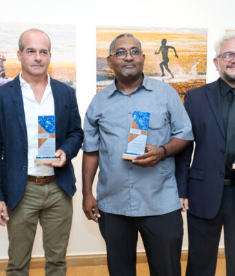 Tres miradas urgentes sobre el mar: flamencos en cautiverio, el sargazo y la pesca del caracol ganan el Premio franco-alemán Fotomar