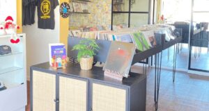 Abren «Café en pasta»: el nuevo refugio para los amantes del vinilo y la cultura musical