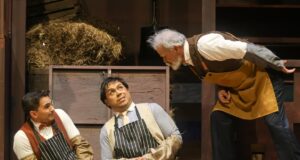 !Hello, Dolly! : producción que desborda color, exquisito vestuario de época y notables caracterizaciones teatrales