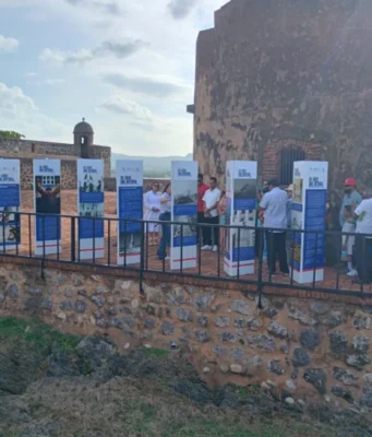 Museo Fortaleza San Felipe inaugura exposición itinerante “80 años: Una historia. Primer picazo Monumento a los Héroes de la Restauración”