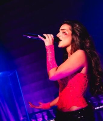 Adri Torrón lanza disco “REDSTAR”; abrirá show de Erreway