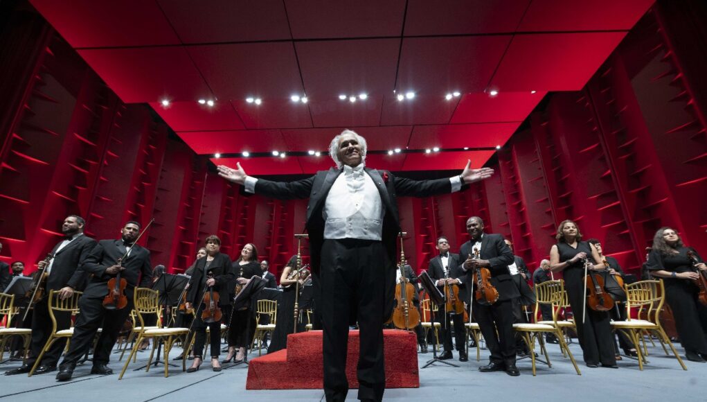 Molina agradece ovación del público.