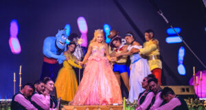 “SueñOZ de Navidad” debuta con sala llena y ovación del público en Punta Cana