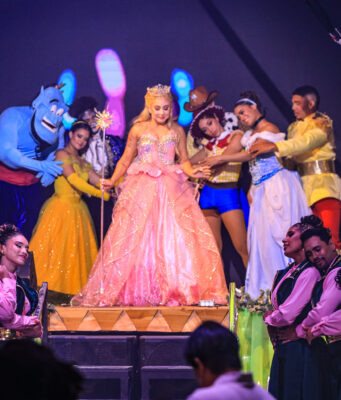 “SueñOZ de Navidad” debuta con sala llena y ovación del público en Punta Cana