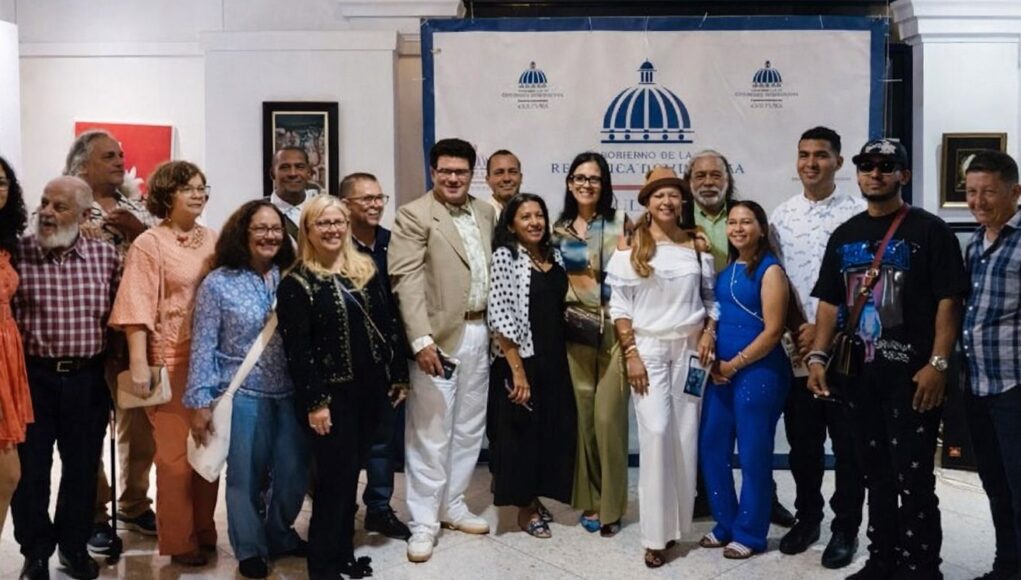 Algunos de los artistas que integran la exposición colectiva que invita a la paz del mundo.