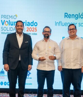 Ernesto Ríos recibe galardón Influencer Solidario 2025 en el Premio Nacional Voluntariado Solidario
