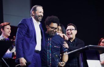 Juan Luis Guerra y Michel Camilo entregan premio de Berklee College of Music a Javier Vargas