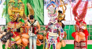 Carnaval de Santiago cierra su segundo domingo a golpe de música y del clásico Lechón