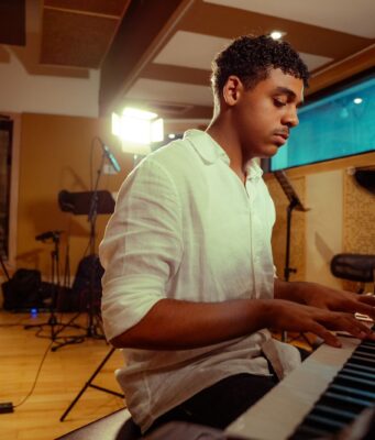 Ansel Mauricio presenta “Mente en Shuffle”: un debut que devela un nuevo pulso para el jazz contemporáneo
