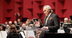 José Antonio Molina convierte la música en reflexión filosófica en “Conversaciones con el maestro Molina”