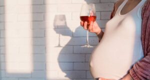 Nacer con consecuencias: documental aborda el drama silencioso del alcohol en el embarazo