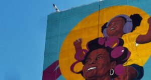 Angurria pinta en el Bronx el mural más alto de Estados Unidos: una mujer en rolos a 29 pisos de altura