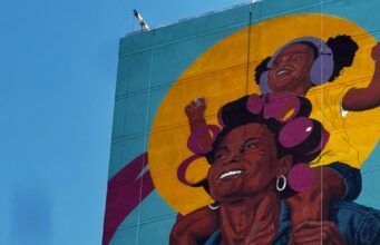 Angurria pinta en el Bronx el mural más alto de Estados Unidos: una mujer en rolos a 29 pisos de altura